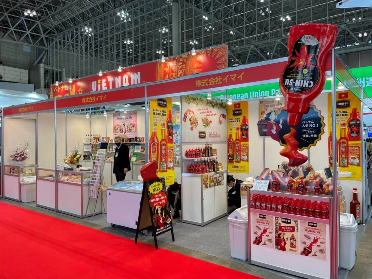 Vietnamese agricultural products impress at international exhibitions in Japan All Vietnamese agricultural products and foods displayed at the exhibition meet Japan's strict food safety and hygiene standards and are officially imported.