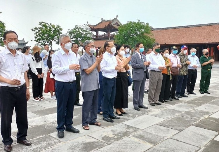 Delegates offer incense at the Temple of Literature in Vinh Phuc province. Photo: VNT