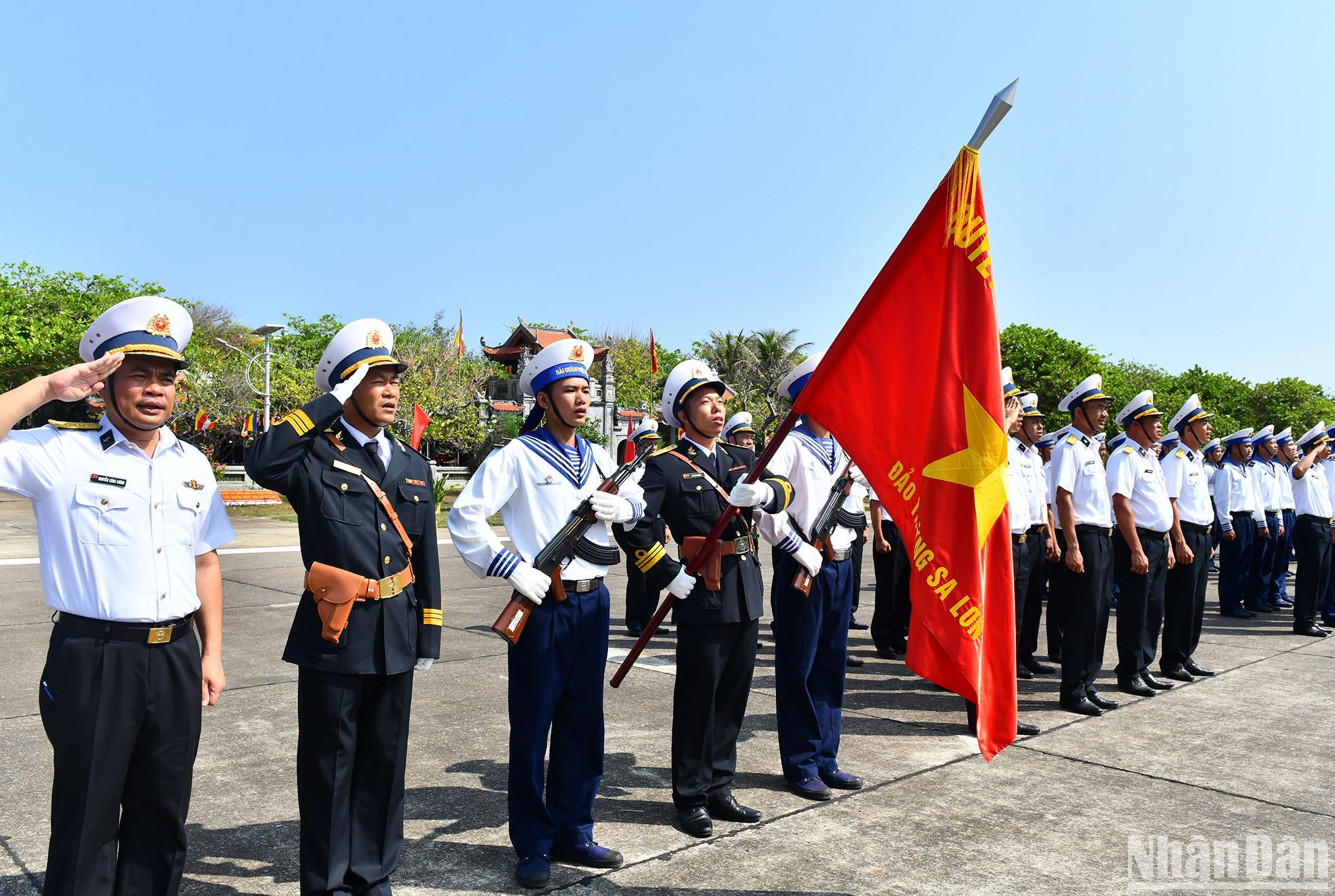Quân chủng Hải quân làm việc tại huyện đảo Trường Sa (Khánh Hòa) và nhà giàn DK1