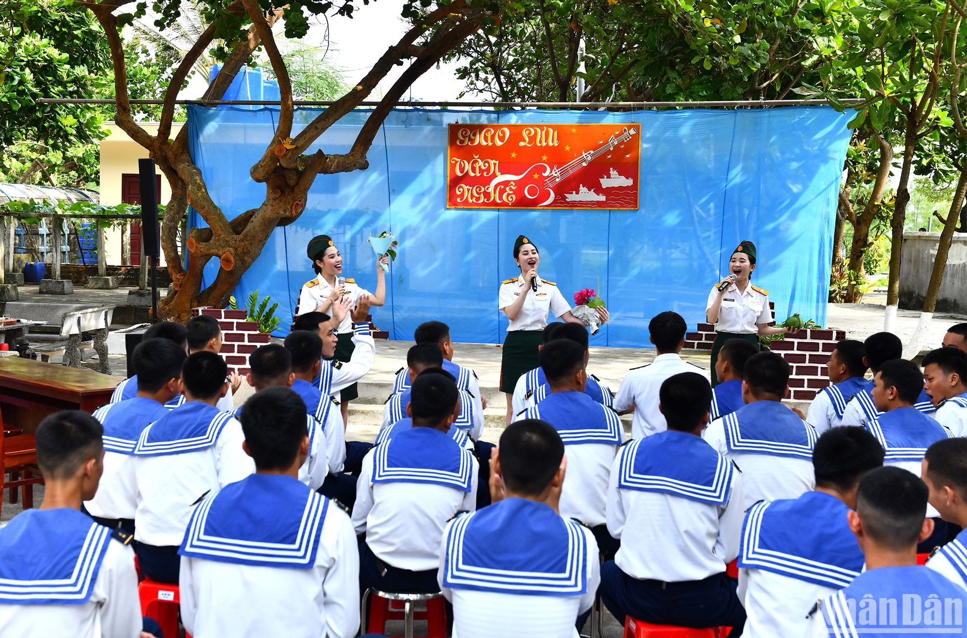 Quân chủng Hải quân làm việc tại huyện đảo Trường Sa (Khánh Hòa) và nhà giàn DK1