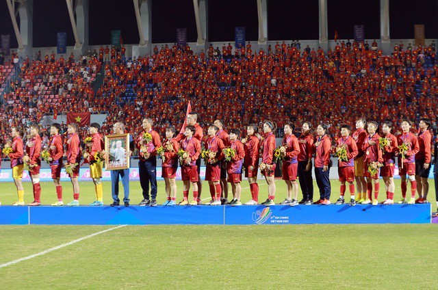 The Vietnamese women's team on the podium receive the gold medal. Photo: VGP/Dinh Nam