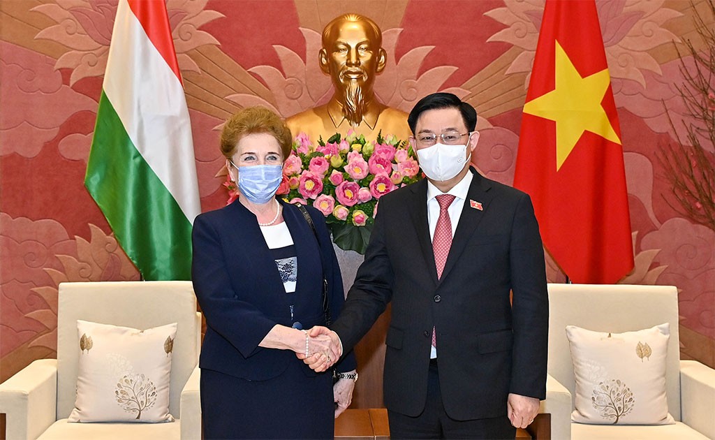 hungary attaches importance to relations with vietnam first officer of hungarian na