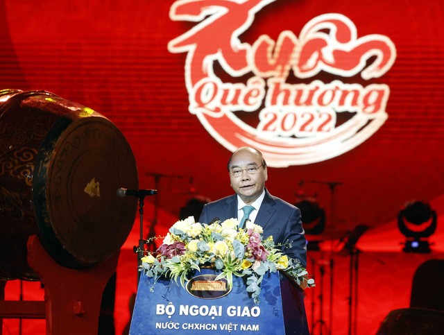 president praises contributions by overseas vietnamese