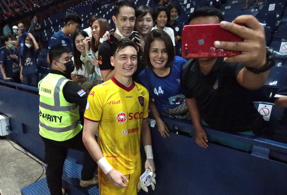 Dang Van Lam poses with Thai fans when playing for Muangthong United FC.