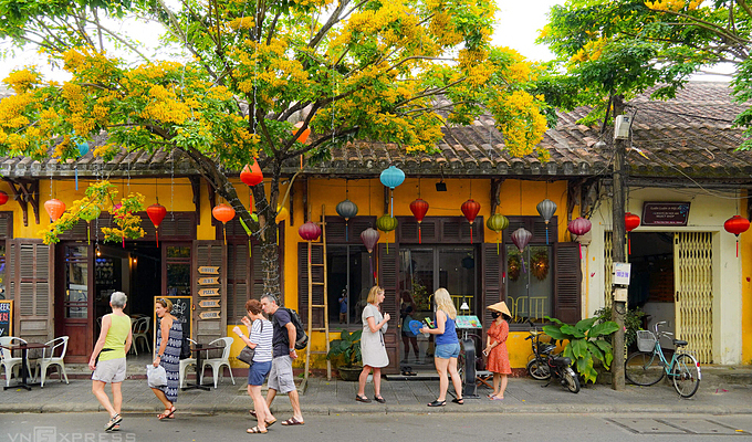 Foreign visitors in Hoi An Ancient Town of Quang Nam Province on March 14, 2021. Photo by VnExpress/Do Anh Vu.