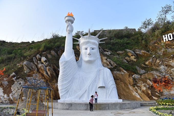 The Statue of Liberty in Check-in An Sapa, an unlicensed tourism complex in Sa Pa Town, April 2021. Photo by VnExpress/Giang Huy.