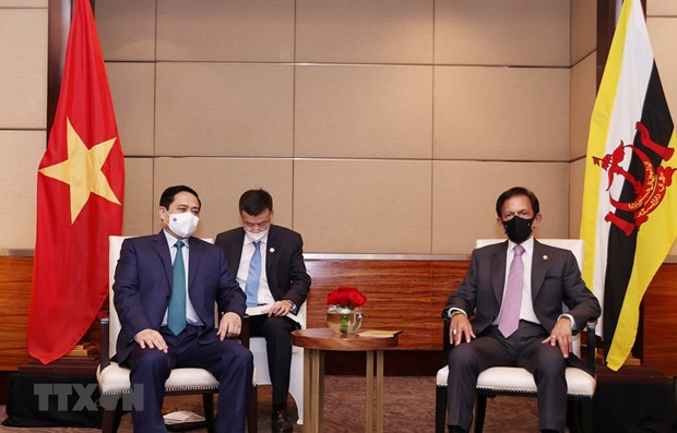 Prime Minister Pham Minh Chinh (L) and Sultan of Brunei Haji Hassanal Bolkiah (Photo: VNA)