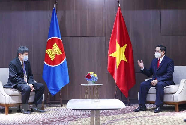Prime Minister Pham Minh Chinh (R) and ASEAN Secretary General Lim Jock Hoi (Photo: VNA)