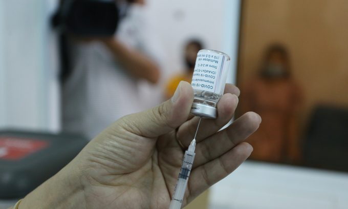 A medical staff prepares Covid-19 vaccine for injection on April 23, 2021. Photo by VnExpress/Dac Thanh.