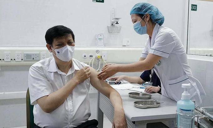 Minister of Health Nguyen Thanh Long receives a Covid-19 vaccine shot by AstraZeneca at Hanoi's Bach Mai Hospital, May 6, 2021. Photo by VnExpress/Ngoc Thanh.