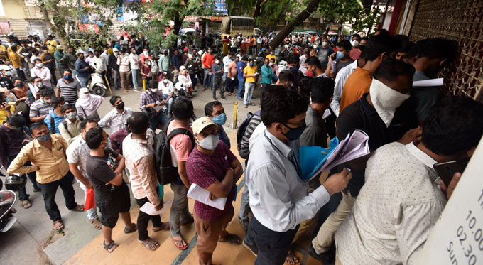 In early April, acute shortages of remdesivir in Pune hospitals resulted in long queues outside the Indian city’s pharmacies. Health officials blamed indiscriminate use of the antiviral drug for shortages in Pune and elsewhere. AP IMAGES