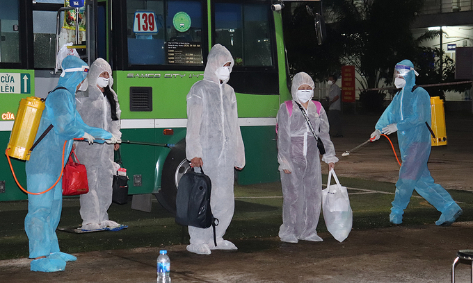 Vietnamese people returning from abroad are disinfected before going into a centralized quarantine facility in Dong Nai Province in 2020. Photo by VnExpress
