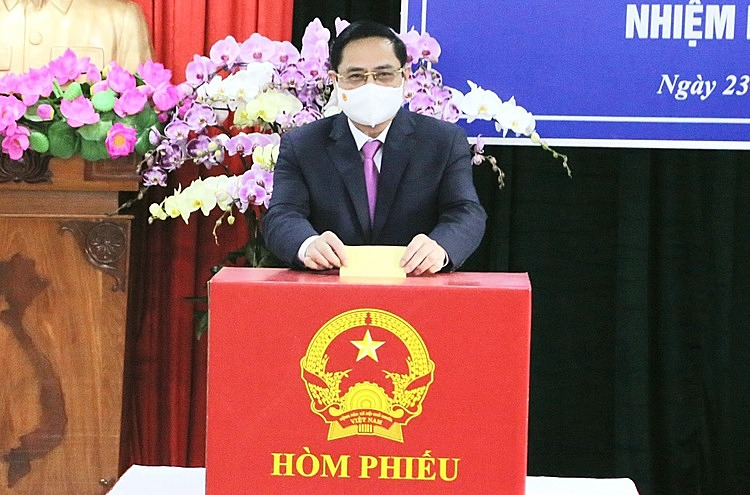 Prime Minister Pham Minh Chinh casts his votes into a ballot box at a polling station in Ninh Kieu District, Cai Khe Ward.