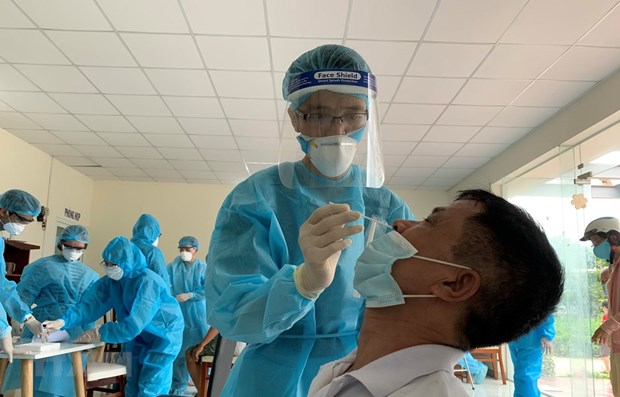 Medical workers take samples for COVID-19 testing in Ho Chi Minh City (Photo: VNA)