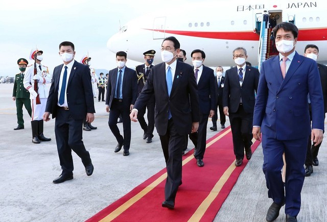 japanese pm fumio kishida begins official visit to vietnam