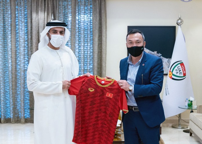 Phó chủ tịch thường trực VFF Trần Quốc Tuấn tặng áo thi đấu của đội tuyển Việt Nam với chữ ký của toàn đội cho Chủ tịch UAEFA - Rashid bin Humaid Al Nuaimi. Ảnh: VFF