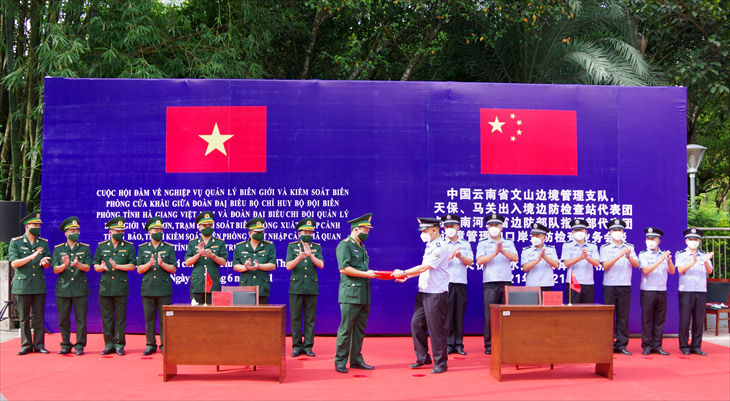 At the talks. Photo: bienphong.com.vn