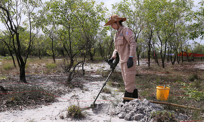 A member of the Mines Advisory Group (MAG) detects unexploded ordnances in Quang Tri Province, October 2019. Photo by VnExpres