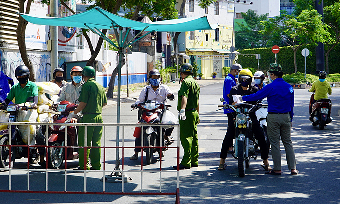 Police stop residents for paper check at a Covid-19 checkpoint in HCMC's Phu Nhuan District, July 10, 2021. Photo by VnExpress/Gia Minh.