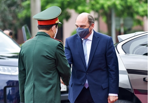 vietnam steps up defence ties with us uk