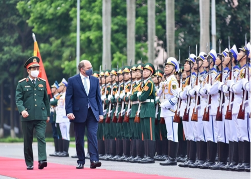 Vietnamese Defense Minister and U.K. Secretary of State for Defense review Guards-of-Honor of the Vietnam People’s Army.