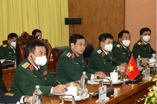Vietnamese Defense Minister General Phan Van Giang (2nd from left) at the talks