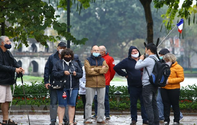 temporary stay extended for foreigners in vietnam until end of august