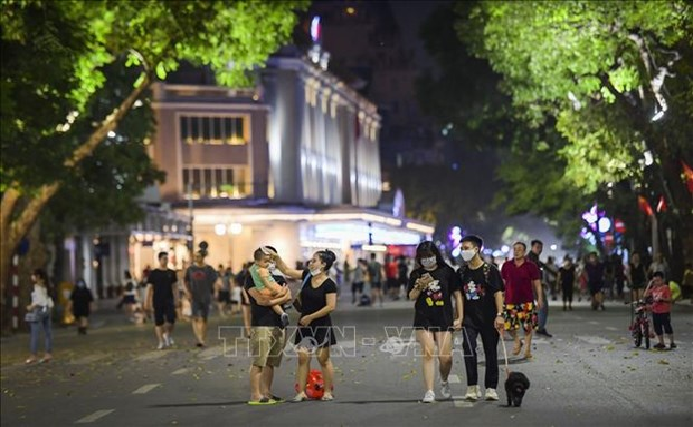 1716 in the pedestrian streets in hanoi photo vna