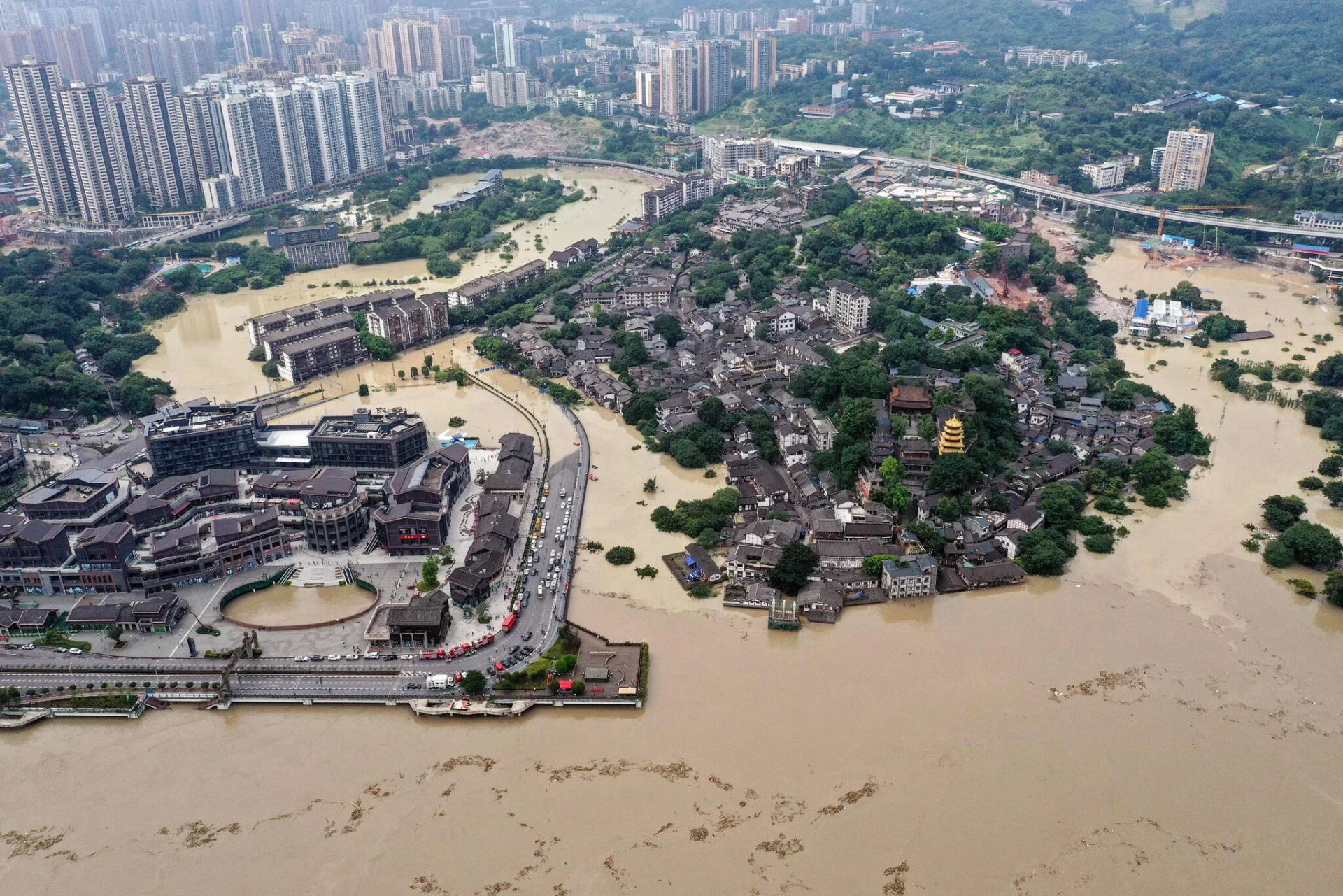 Floods in China kill hundreds, displace millions