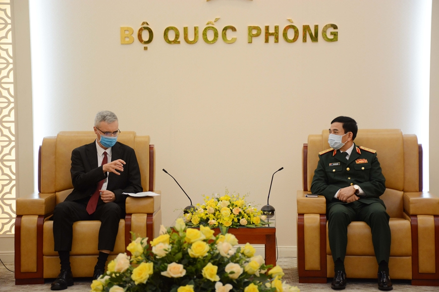 Defense Minister Phan Van Giang receives French Ambassador to Vietnam Nicolas Warnery (L).