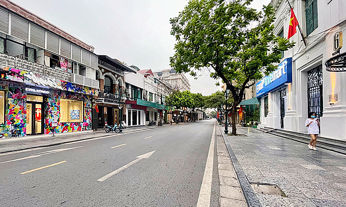 Hanoi's Trang Tien Street deserted after Covid-19 prevention measures were tightened July 18, 2021. Photo by VnExpress