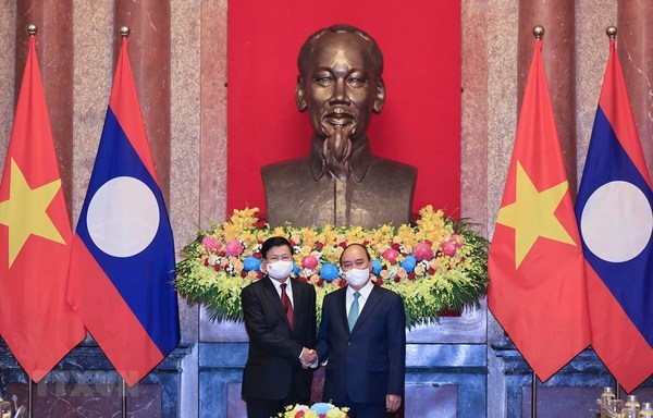 President Nguyen Xuan Phuc (R) welcomes General Secretary of the Lao People's Revolutionary Party (LPRP) Central Committee and President of Laos Thongloun Sisoulith in Hanoi on June 29, 2021 (Photo: VNA)