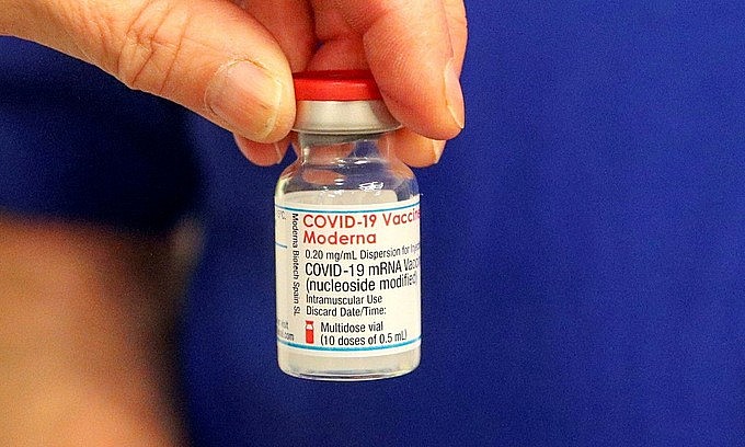 Một lọ chứa vaccine Moderna sản xuất tại Mỹ. Ảnh: AFP