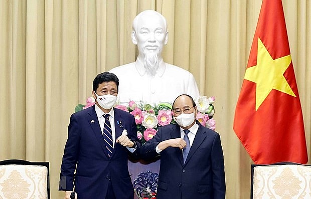 State President Nguyen Xuan Phuc (R) welcomes Japanese Minister of Defence Kishi Nobuo (Photo: VNA)