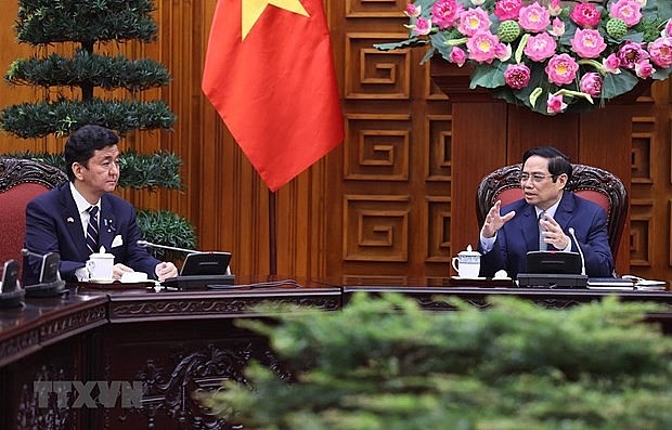 Prime Minister Pham Minh Chinh (R) receives Japanese Defence Minister Kishi Nobuo (Photo: VNA)