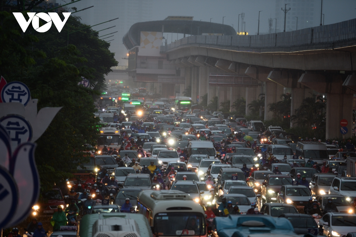 Hanoi: Heavy rains cause serious congestion during rush hour