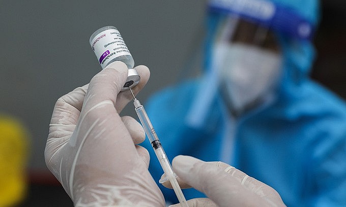 A health worker prepares a Covid-19 vaccine shot in HCMC's Thu Duc City, August 1, 2021. Photo by VnExpress/Quynh Tran