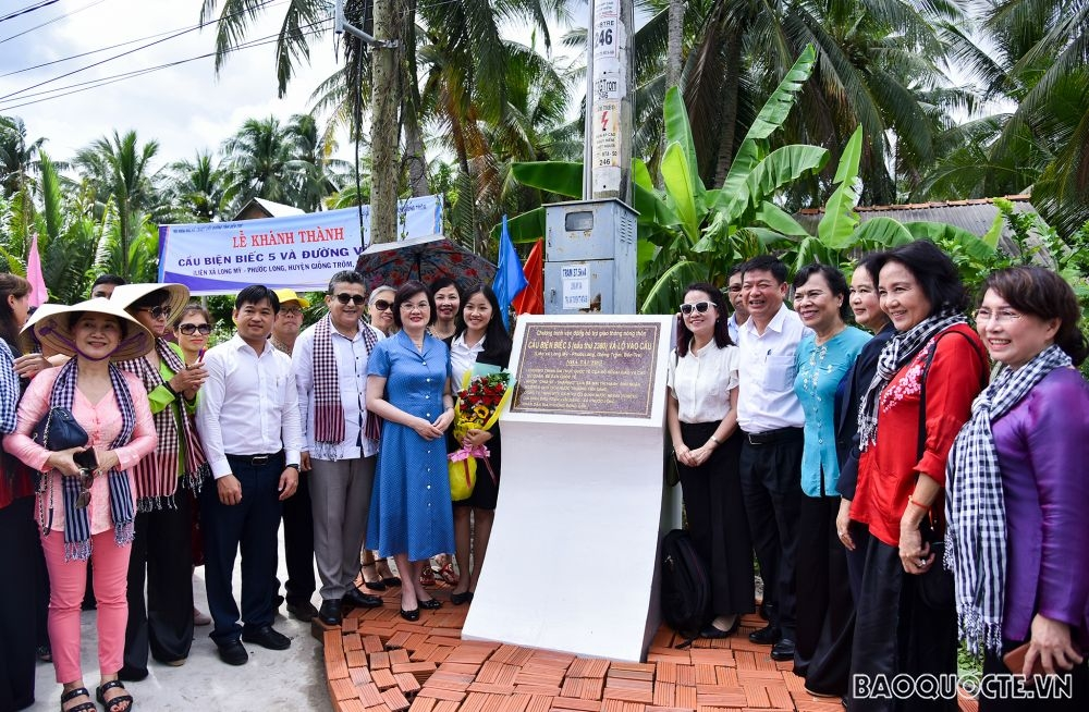 Embassies, international friends help southern Ben Tre province build bridge