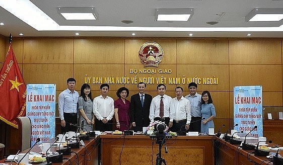 Delegates attend the opening of the training course at the State Committee for Overseas Vietnamese Affairs in Hanoi on October 9, 2021. (Photo: baoquocte.vn)