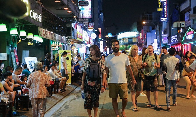Foreign tourists on Bui Vien pedestrian street in District 1, Ho Chi Minh City, 2018. Photo by VnExpress