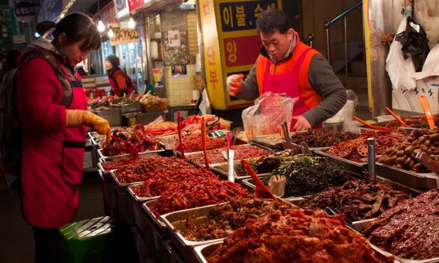 Koreans, Chinese netizens online showdown over Chinese-style Kimchi winning international certificate
