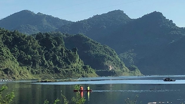 kayaking on mountains lake
