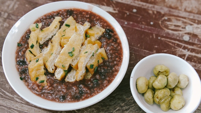 bean porridge with tofu and pickled eggplants a good way to cool down in hanoi summer