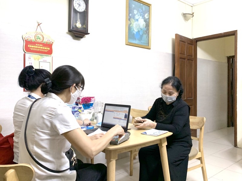 Pensioners excited for pensions delivered home during the epidemic season elderly excited about pensions delivered home during the epidemic season