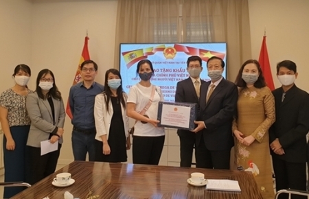 Vietnamese Government sent face masks to Vietnamese community in Spain