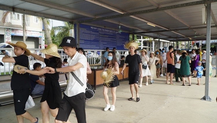 quang ninhs economy prospers in may
