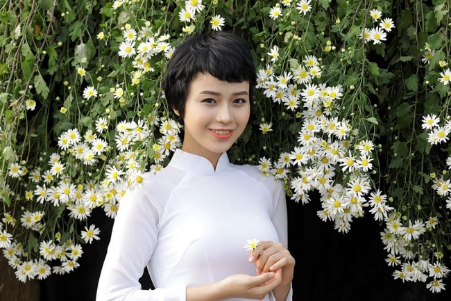 Vietnamese Cancer Survivor Stuns Audiences at Miss World Vietnam 2021