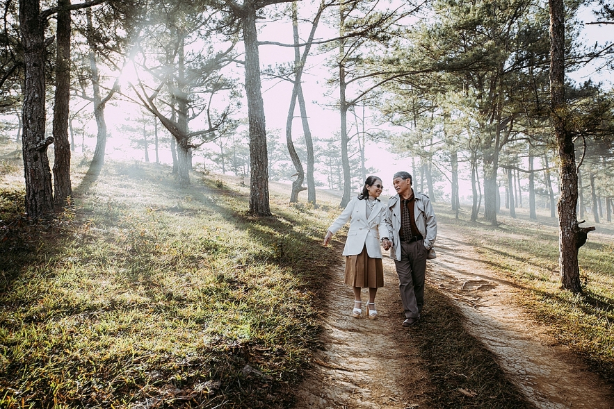 Admiring set of couple U80's photos that touch the heart of social network