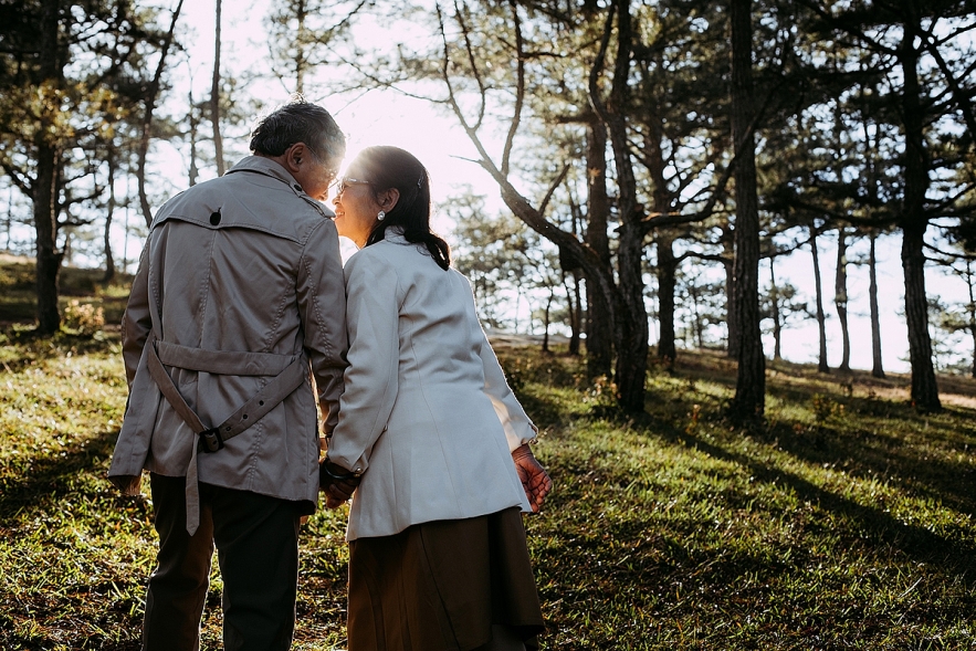 Admiring set of couple U80's photos that touch the heart of social network