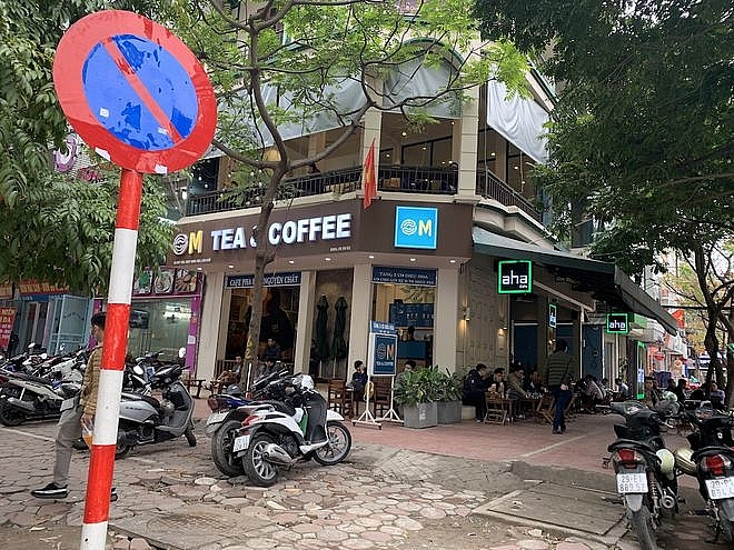 Hanoi's stores and restaurants reopen: Many people drop by coffee after 2 weeks of social distancing